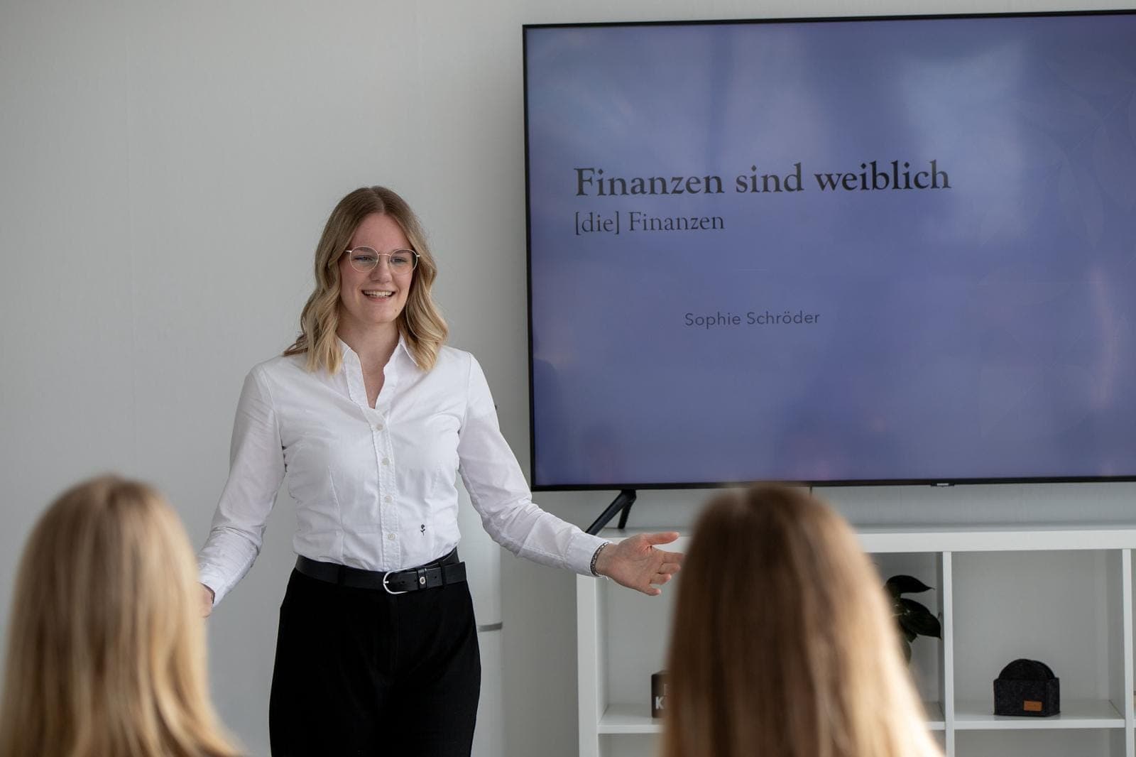 Sophie Schröder präsentiert das Webinar „Finanzen sind weiblich“
